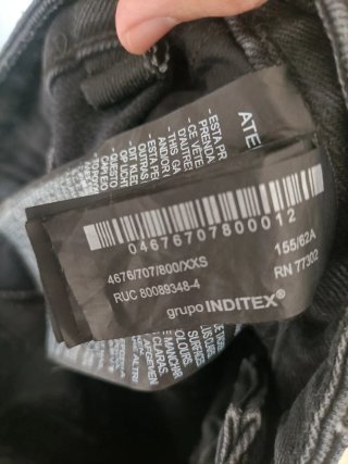 Pantalón negro con estrella en bolsillo