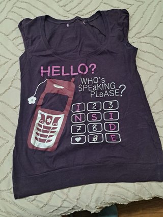 Camiseta morada INSIDE con estampado de móvil