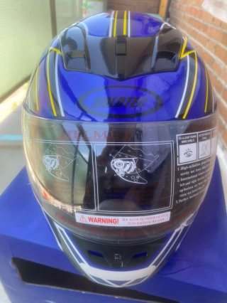 Casco de moto azul con diseño SOLDTEC