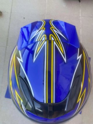Casco de moto azul con diseño SOLDTEC