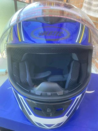 Casco de moto azul con diseño SOLDTEC