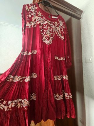 Vestido rojo granate bordado de largo 39
