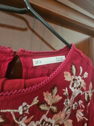 Vestido rojo granate bordado de largo 39