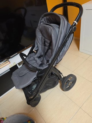 Pacchetto Duo Bebecar Flowy Grigio con passeggino e ovetto.