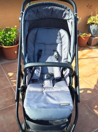 Pacchetto Duo Bebecar Flowy Grigio con passeggino e ovetto.