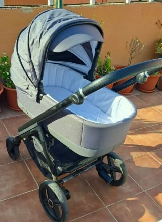 Pacchetto Duo Bebecar Flowy Grigio con passeggino e ovetto.