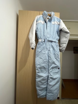 Traje de esquí azul y blanco