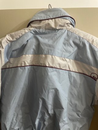 Traje de esquí azul y blanco