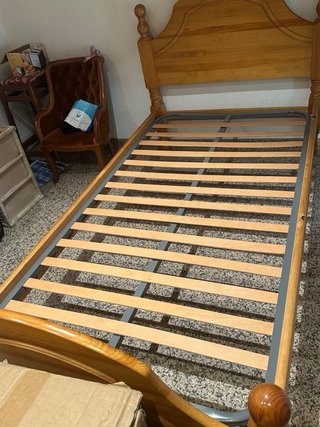 Cama individual de madera y metal