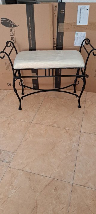 Banqueta de forja para dormitorio o entrada. Nueva