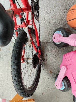 Bicicleta infantil roja