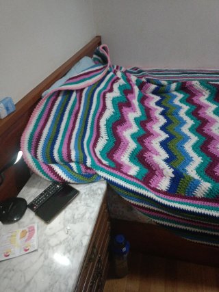 Colcha ganchillo morado y turquesa