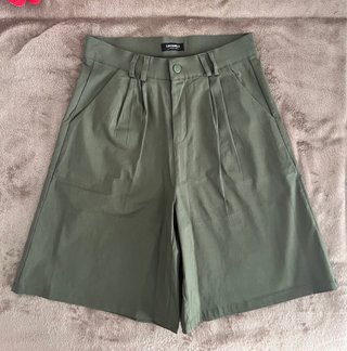 Bermudas verdes con pinzas, talla s-m