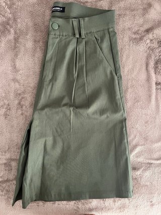 Bermudas verdes con pinzas, talla s-m