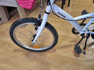 Bicicleta infantil Btwin blanca y rosa