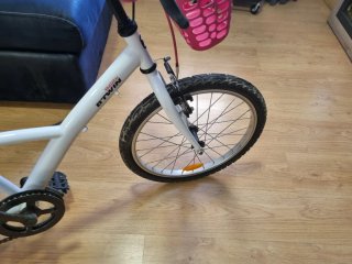 Bicicleta infantil Btwin blanca y rosa
