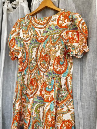 Vestido paisley naranja y turquesa con etiqueta