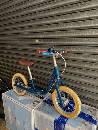 Bicicleta infantil azul con asiento