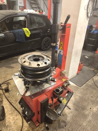 Desmontadora de neumáticos TRE-206