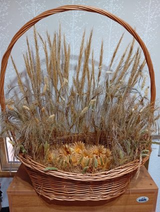 Cesta de mimbre con flores  Ideal para decorar