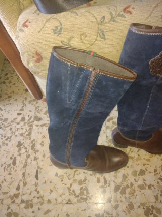 Botas altas de ante azul y piel marrón