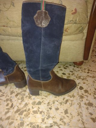 Botas altas de ante azul y piel marrón