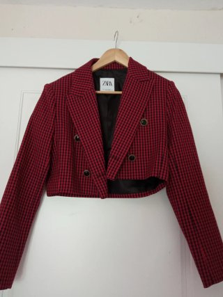Chaqueta corta Zara cuadros rojo y negro