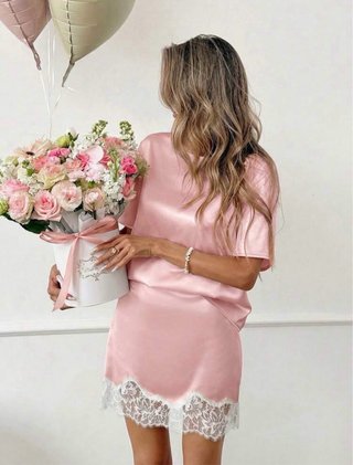 Conjunto satén rosa blusa y falda encaje
