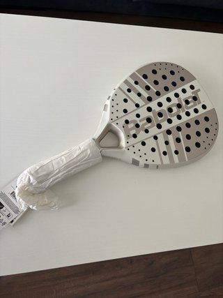 Pala de pádel Oysho x Babolat blanca