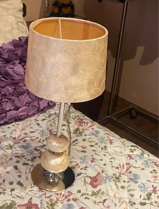 Lámpara de mesa nacarada
