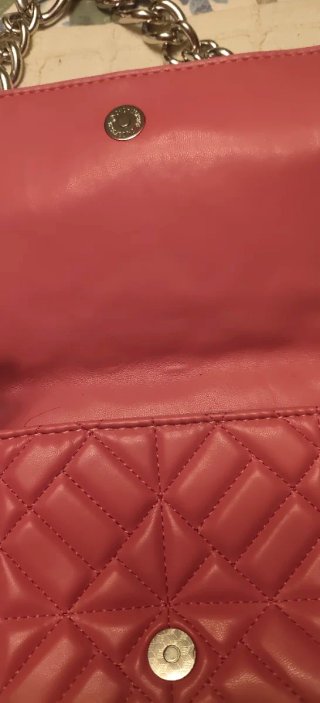 Bolso de hombro rosa con cadena