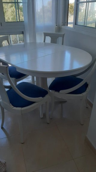 Mesa extensible de comedor redonda blanca.