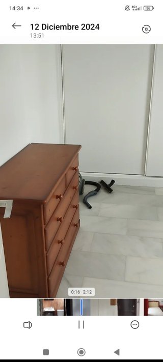 Cómoda de madera marrón
