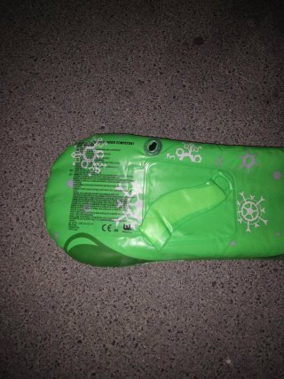 Colchoneta hinchable de tabla snowboard verde.