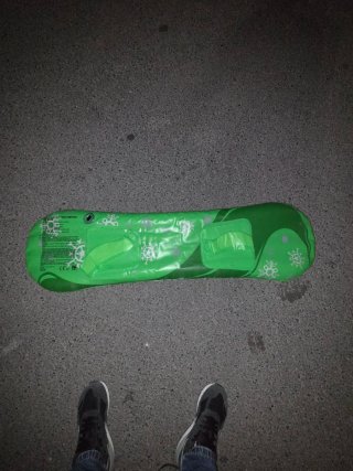 Colchoneta hinchable de tabla snowboard verde.