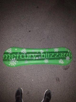 Colchoneta hinchable de tabla snowboard verde.
