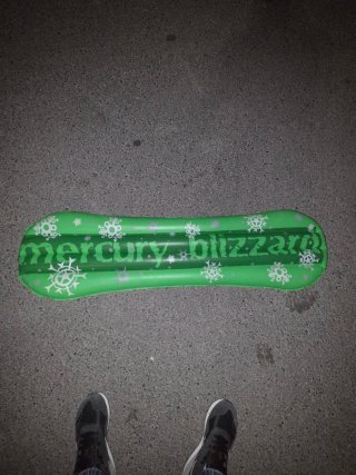 Colchoneta hinchable de tabla snowboard verde.
