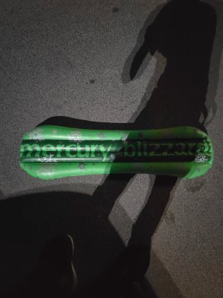 Colchoneta hinchable de tabla snowboard verde.