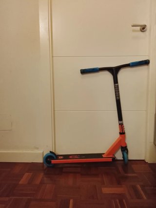 Patín Scooter Naranja y Negro. Nuevo. Con su caja.