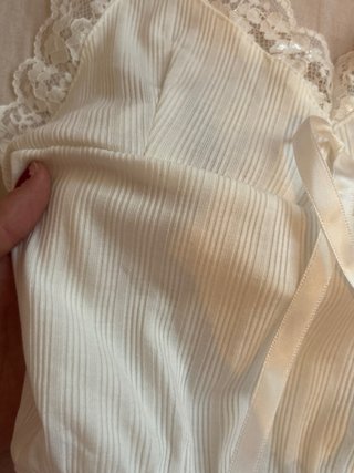 Top blanco con lazos y encaje