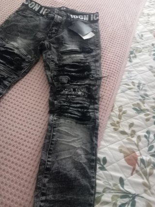 Pantalón vaquero negro con rotos