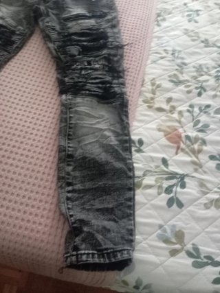 Pantalón vaquero negro con rotos