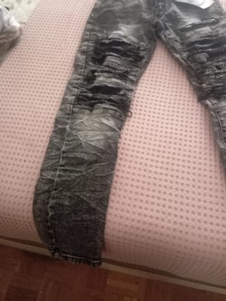 Pantalón vaquero negro con rotos