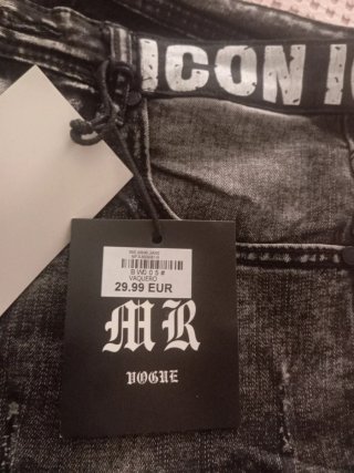 Pantalón vaquero negro con rotos