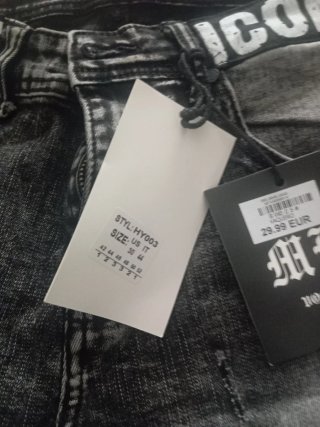 Pantalón vaquero negro con rotos