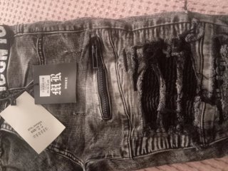 Pantalón vaquero negro con rotos