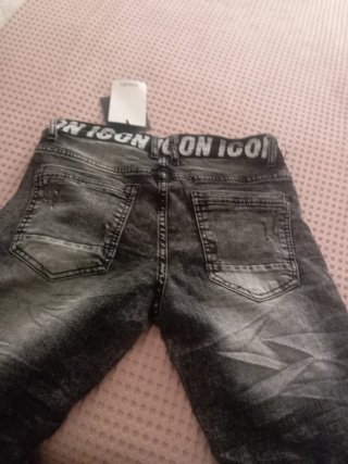 Pantalón vaquero negro con rotos