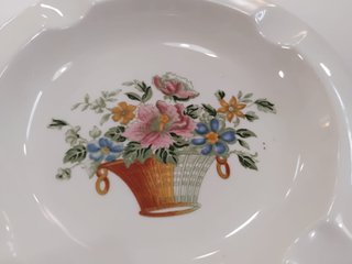 Cenicero redondo de loza fina con flores