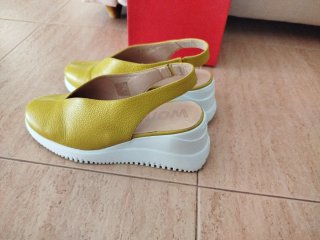 Zapatos Wonders amarillos talla 37