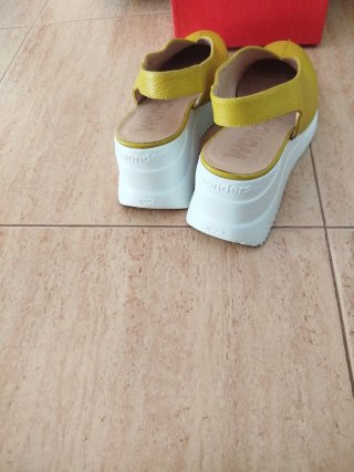 Zapatos Wonders amarillos talla 37